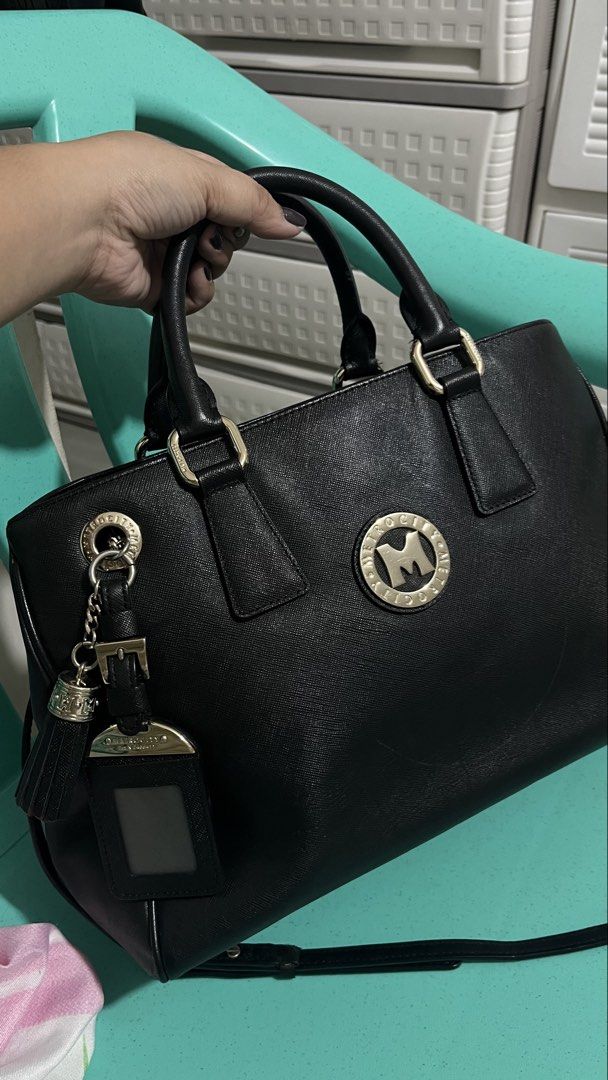 METRO CITY 2 WAY SLING/HANDBAG (Category: Cross-body Bags) located in Muntinlupa City. Submitted by pinkflower.226 (Listing ID 1463176733, Image 3). Description: Signs of fadings in hardware ( kindly see photos for reference ) Bag is in good condition G-Payment/Bank transfer Accepted Loc: muntinlupa city.