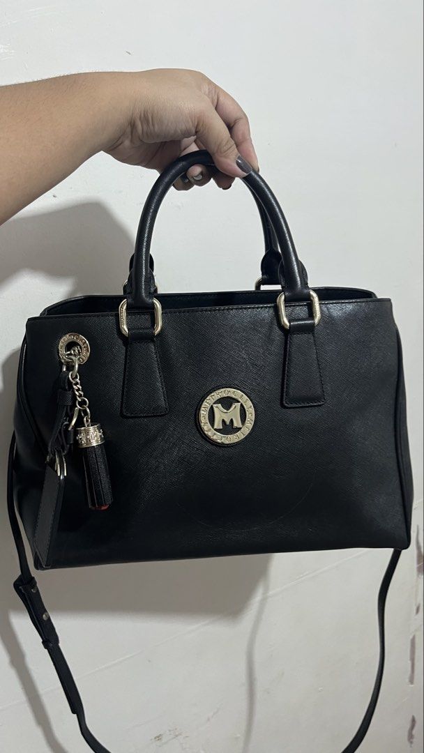 METRO CITY 2 WAY SLING/HANDBAG (Category: Cross-body Bags) located in Muntinlupa City. Submitted by pinkflower.226 (Listing ID 1463176733, Image 1). Description: Signs of fadings in hardware ( kindly see photos for reference ) Bag is in good condition G-Payment/Bank transfer Accepted Loc: muntinlupa city.