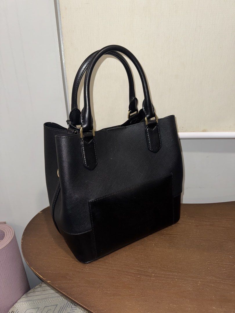 Michael Kors Black Leather Tote Bag (Category: Luxury Bags & Wallets) located in Taguig. Submitted by findfendifirst (Listing ID 1463240165, Image 2). Description: Guaranteed authentic. Very nice and spacious. Comes with shoulder strap RFS decluttering - Classic black Michael Kors tote bag - Genuine saffiano leather exterior with smooth leather trim - Elegant gold hardware details - Interior zip pocket for secure storage - Includes a convenient c