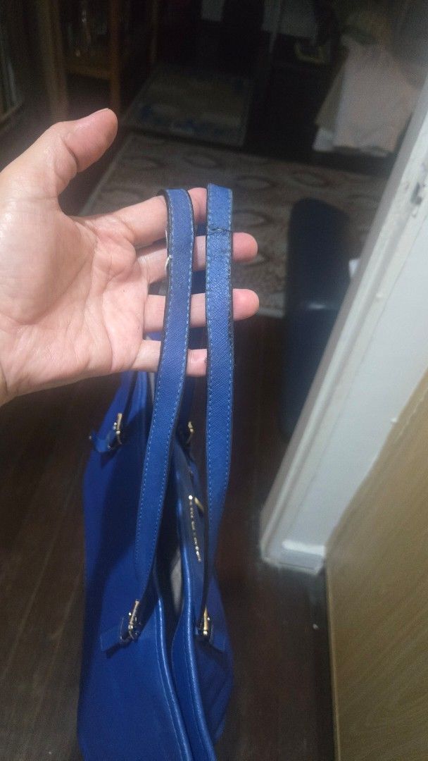 Michael Kors Blue Leather Tote Bag (Category: Tote Bags) located in Paranaque City. Submitted by itsmemichel (Listing ID 1463278898, Image 2). Description: - Authentic Michael Kors tote bag - Color: Blue - Material: Genuine Leather - Hardware: Gold-tone - Features: Ample interior space - Ideal for: Everyday use, work, or travel.