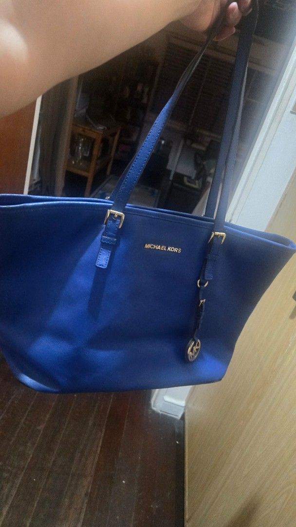 Michael Kors Blue Leather Tote Bag (Category: Tote Bags) located in Paranaque City. Submitted by itsmemichel (Listing ID 1463278898, Image 1). Description: - Authentic Michael Kors tote bag - Color: Blue - Material: Genuine Leather - Hardware: Gold-tone - Features: Ample interior space - Ideal for: Everyday use, work, or travel.