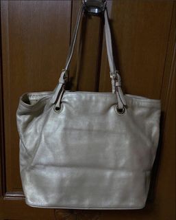 (Category: ) located in . Submitted by aprilluxcloset0812 (Listing ID 1463127086, Image 1). Description: .