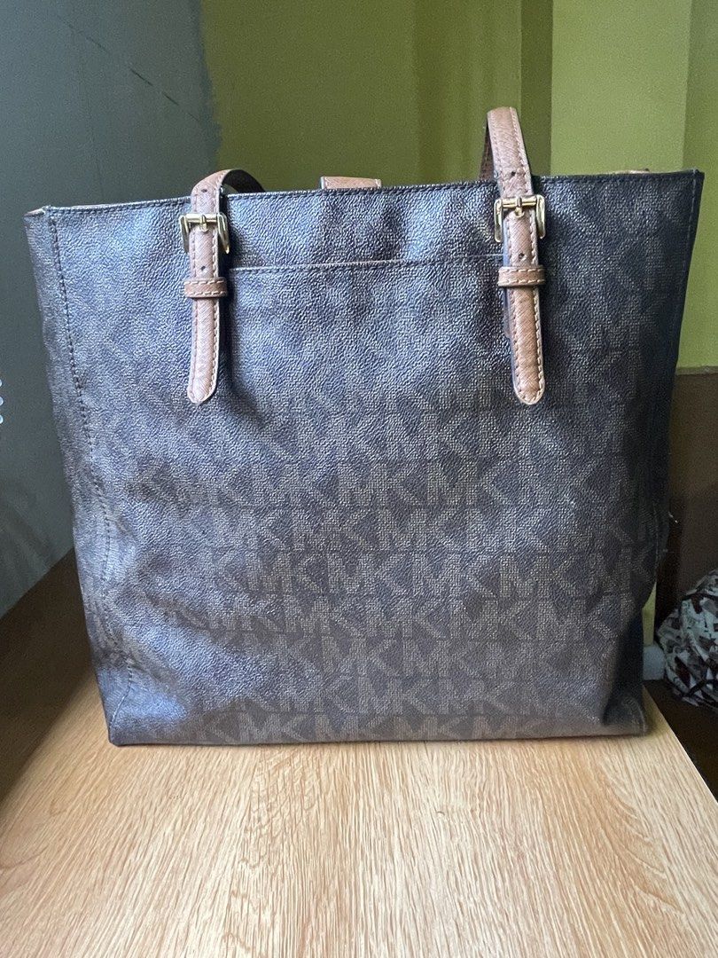 Michael Kors Jet Set Travel Large (Category: Luxury Bags & Wallets) located in Santa Cruz. Submitted by lilpurpleseven (Listing ID 1463122090, Image 2). Description: Last price‼️ Style Number: 35S6GTVT3B Preloved and well used. Michael Kors Jet Set Travel Large N/S Tote - Genuine leather trim and handles - Spacious interior with multiple pockets - Ideal for everyday use or travel - A versatile bag for all your essentials Flaws: Handles: the edge 