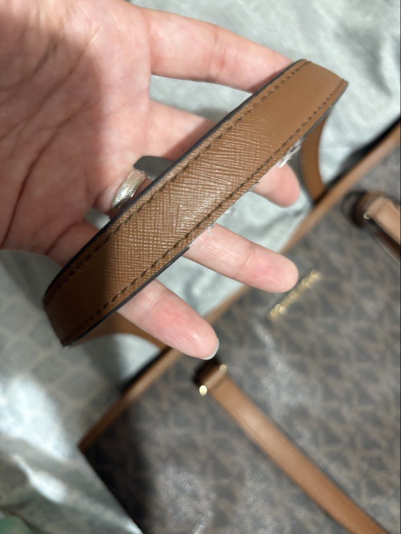 Michael Kors Jetset Large Bag (Category: Shoulder Bags) located in Quezon City. Submitted by lushselection (Listing ID 1463268269, Image 2). Description: Pretty pa sya and maganda pa quality ng saffiano leather, yung lining lang talaga sa shoulder natanggal..pwede pa naman parepair yan 😁 LAST PRICE POSTED.