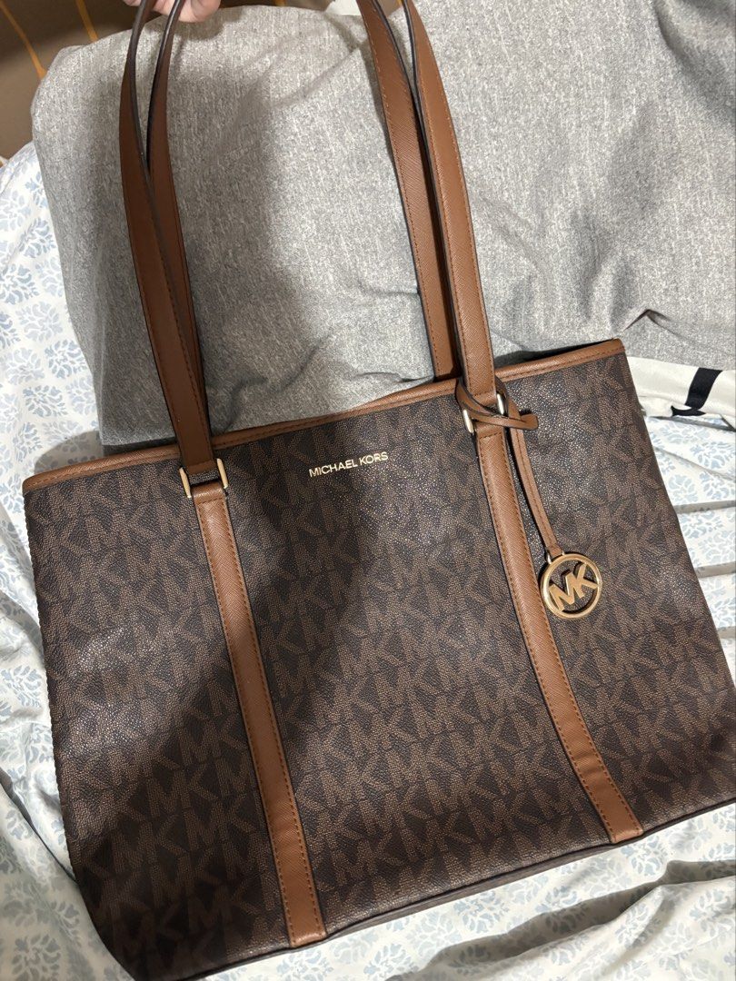 Michael Kors Jetset Large Bag (Category: Shoulder Bags) located in Quezon City. Submitted by lushselection (Listing ID 1463268269, Image 1). Description: Pretty pa sya and maganda pa quality ng saffiano leather, yung lining lang talaga sa shoulder natanggal..pwede pa naman parepair yan 😁 LAST PRICE POSTED.