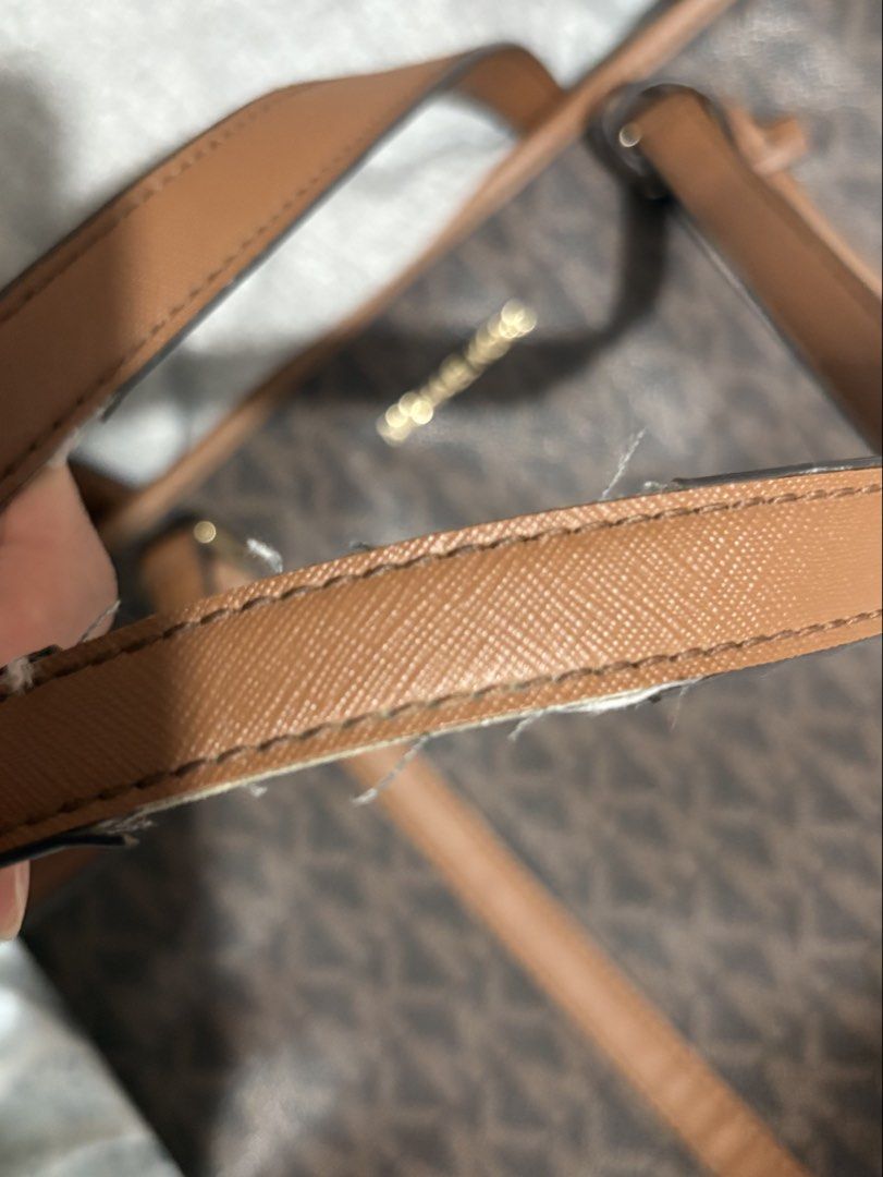 Michael Kors Jetset Large Bag (Category: Shoulder Bags) located in Quezon City. Submitted by lushselection (Listing ID 1463268269, Image 3). Description: Pretty pa sya and maganda pa quality ng saffiano leather, yung lining lang talaga sa shoulder natanggal..pwede pa naman parepair yan 😁 LAST PRICE POSTED.