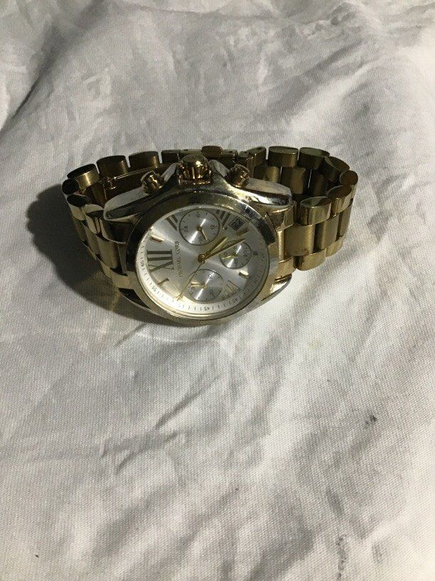 Michael kors Quartz chronograph (Category: Men's Watches) located in Baguio. Submitted by agozun61 (Listing ID 1463316510, Image 3). Description: Quartz chronograph color gold.good running condition..