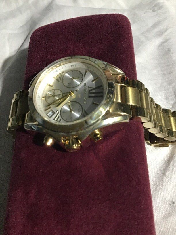 Michael kors Quartz chronograph (Category: Men's Watches) located in Baguio. Submitted by agozun61 (Listing ID 1463316510, Image 2). Description: Quartz chronograph color gold.good running condition..