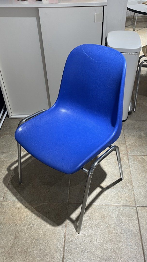 Mid century modern chair (Category: Chairs) located in Paranaque City. Submitted by whistleclub (Listing ID 1463223014, Image 1). Description: ₱600 only! Original price was ₱2500. Material is Propylene with tubular steel (i believe chrome plated) legs. There is a crack on the backrest, will need to be glued/repaired. I love this chair so much but I just have too many chairs now 😅.