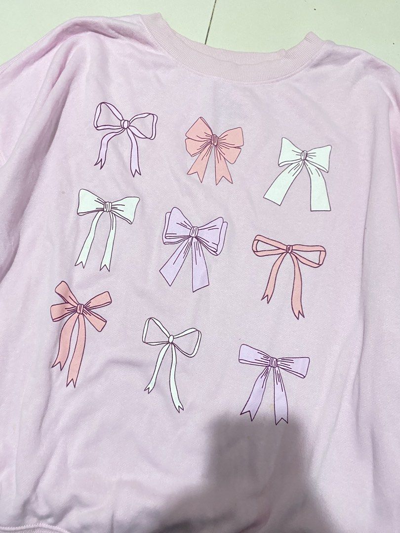 Mighty Fine Pink Bow Print Sweatshirt L (Category: Longsleeves) located in Baguio. Submitted by _strawberrymilk_ (Listing ID 1463320631, Image 2). Description: - Adorable pink sweatshirt - Features a charming all-over print of pastel-colored bows - Classic crew neck and long sleeves - Comfortable cotton blend fabric - Ideal for everyday casual wear.