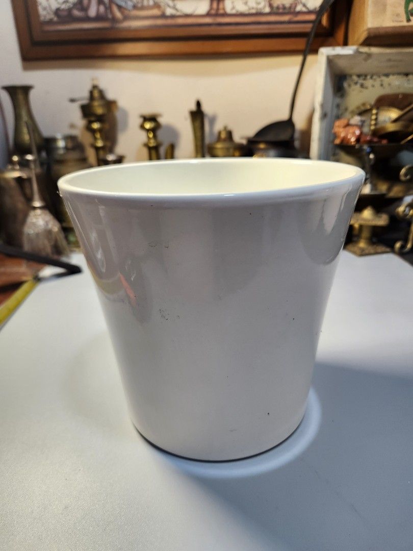 Minimalist Plain White Ceramic Planter 🤍🌿 (Category: Pots & Planters) located in Baguio. Submitted by tindahanbagtown2600 (Listing ID 1463322400, Image 1). Description: UK Surplus | Japan Surplus Container Items Location: Baguio City, Benguet 2600 Dropping | Meet-Up | Shipping Nationwide.