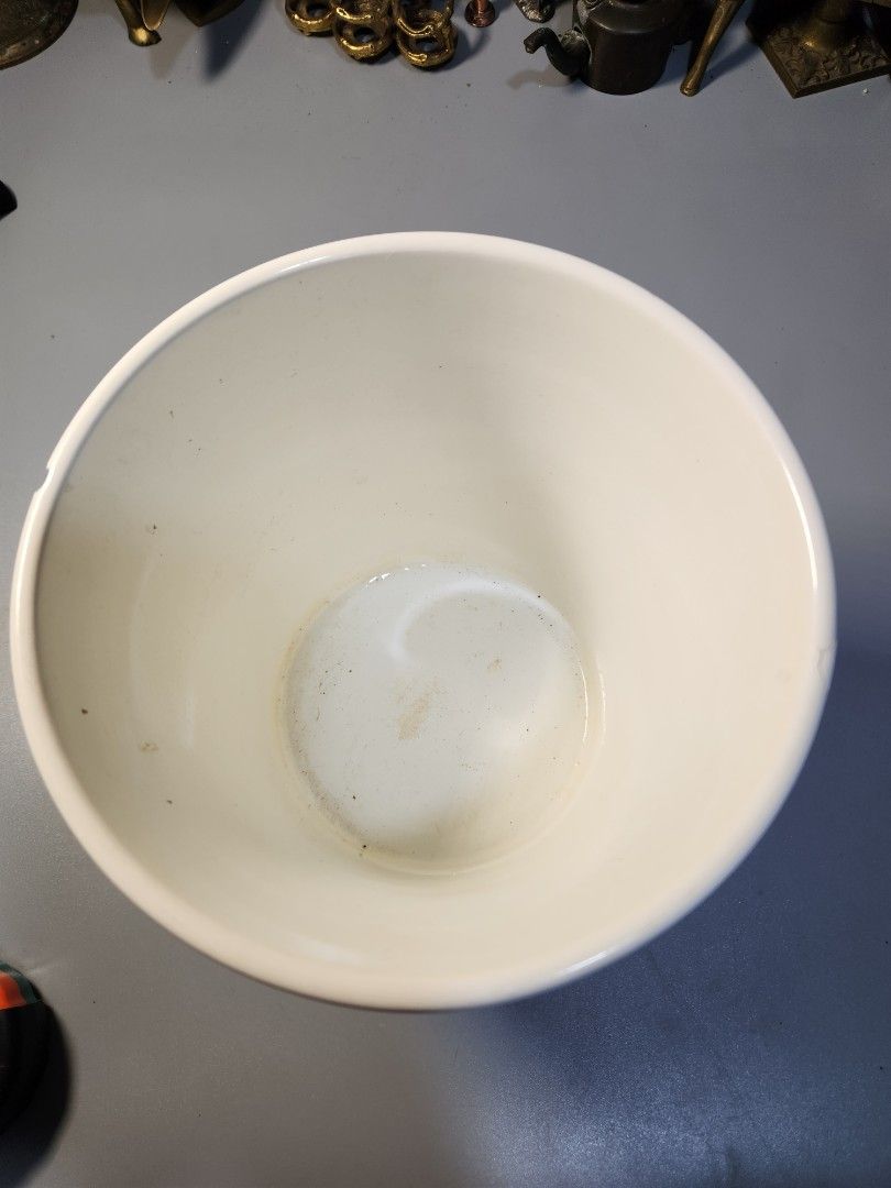 Minimalist Plain White Ceramic Planter 🤍🌿 (Category: Pots & Planters) located in Baguio. Submitted by tindahanbagtown2600 (Listing ID 1463322400, Image 2). Description: UK Surplus | Japan Surplus Container Items Location: Baguio City, Benguet 2600 Dropping | Meet-Up | Shipping Nationwide.