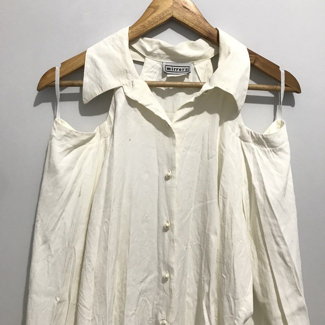 MIRRORS Pearl Button Down White Longsleeve Off-shoulder Polo (Category: Longsleeves) located in Cavite. Submitted by tanya.valentin (Listing ID 1463294141, Image 1). Description: - 21x30.