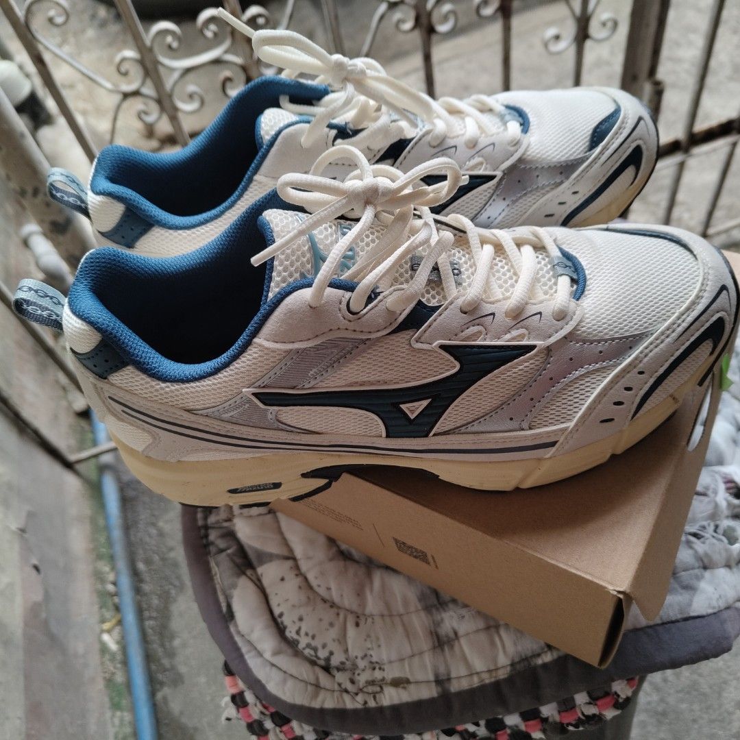Mizuno MXR 7.5US KAYANO (Category: Sneakers) located in Pasay City. Submitted by zidler0739147 (Listing ID 1463217580, Image 1). Description: used twice 7.5US PRICE IS FIRM/FIX WITH RECEIPT FROM JD SPORTS BGC.