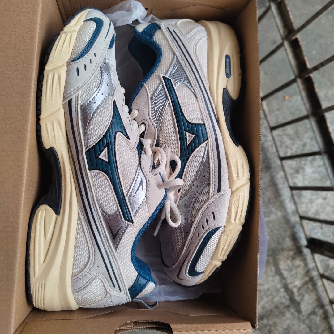 Mizuno MXR 7.5US KAYANO (Category: Sneakers) located in Pasay City. Submitted by zidler0739147 (Listing ID 1463217580, Image 2). Description: used twice 7.5US PRICE IS FIRM/FIX WITH RECEIPT FROM JD SPORTS BGC.