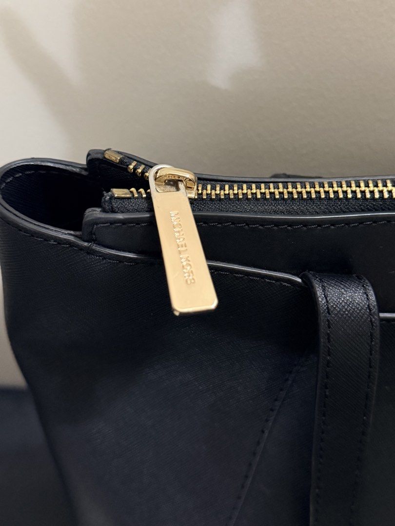 MK Bag (Category: Shoulder Bags) located in Pasig City. Submitted by silent.finders.keepers (Listing ID 1463241360, Image 3). Description: Original Michael Kors Jet Set Travel Tote Bag Bought in the U.S. Pre-Loved 🤍.