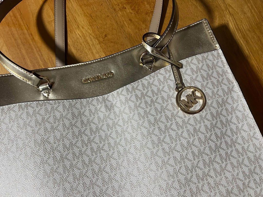 MK Jet Set Tote Bag (Category: Shoulder Bags) located in Bacoor. Submitted by safecloud.a52cfe (Listing ID 1463169511, Image 3). Description: Purchased in Japan for 45k yen Selling for 10k Used once only at the airport Can fit my 14 inch laptop No issues In good condition Rfs: decluttering Location: Bacoor Cavite Meet up or lalamove can do. .