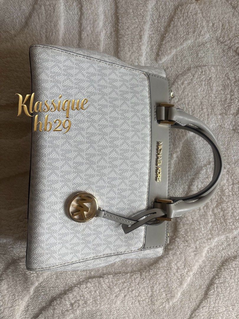 Mk small satchel (Category: Cross-body Bags) located in Lipa City. Submitted by klassique_handbags (Listing ID 1463205498, Image 2). Description: ✅Available✅ ❤️Preowned Mk❤️ Light gray color (S) size No flaws, sign of use lng But still nice pa😊 💯orginal sf not included courier Lbc📦 (2,800) php Disclaimer: All trademarks, logos, and brand names mentioned or used in our products/services are the property of their respective owners. Any reference