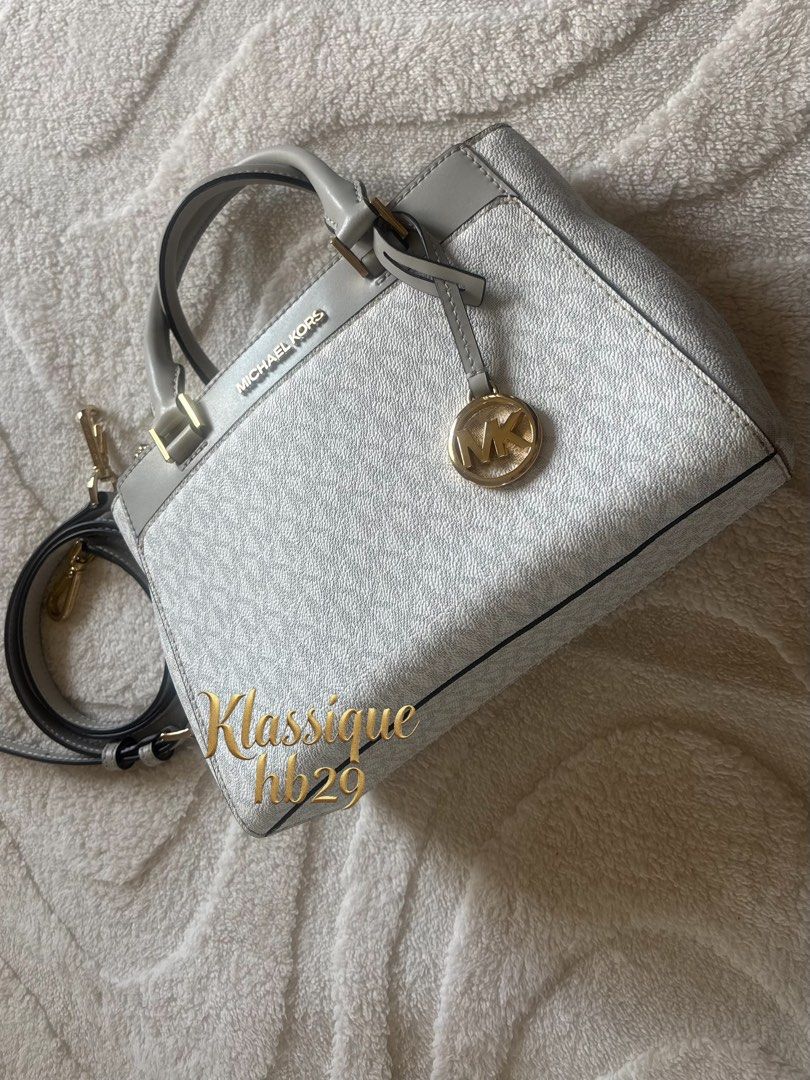 Mk small satchel (Category: Cross-body Bags) located in Lipa City. Submitted by klassique_handbags (Listing ID 1463205498, Image 1). Description: ✅Available✅ ❤️Preowned Mk❤️ Light gray color (S) size No flaws, sign of use lng But still nice pa😊 💯orginal sf not included courier Lbc📦 (2,800) php Disclaimer: All trademarks, logos, and brand names mentioned or used in our products/services are the property of their respective owners. Any reference