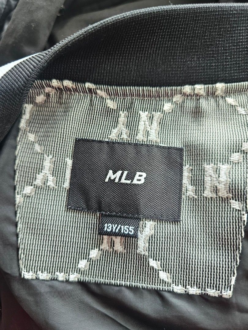 MLB New York Yankees diamond monogram jacquard bomber jacket (Category: Backpacks) located in Baguio. Submitted by kayeonlineshop (Listing ID 1463191379, Image 3). Description: -MLB New York Yankees diamond monogram jacquard bomber jacket featuring an all-over geometric "NY" lattice pattern and a classic embroidered team logo on the chest..