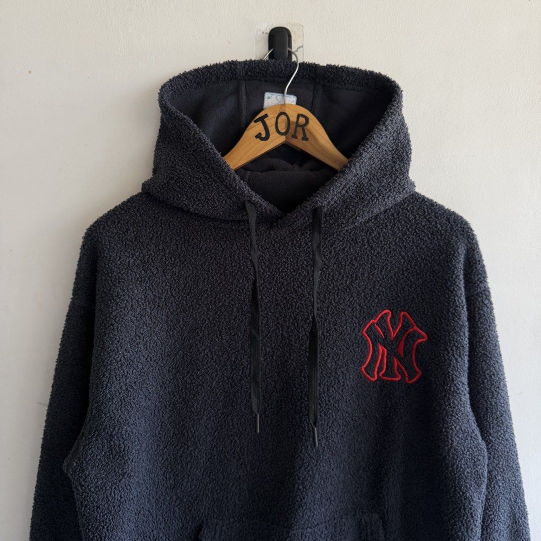 MLB New York Yankees Sherpa Jacket (Category: Coats, Jackets and Outerwear) located in San Fernando. Submitted by jorjorr (Listing ID 1463198791, Image 2). Description: MLB New York Yankees Sherpa Jacket With embroidered back hit Medium on tag 23 width 27 length Best fit medium to large Excellent condition No issue P1,499.