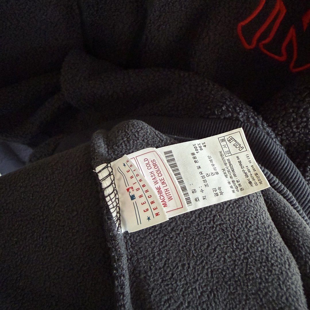MLB New York Yankees Sherpa Jacket (Category: Coats, Jackets and Outerwear) located in San Fernando. Submitted by jorjorr (Listing ID 1463198791, Image 3). Description: MLB New York Yankees Sherpa Jacket With embroidered back hit Medium on tag 23 width 27 length Best fit medium to large Excellent condition No issue P1,499.