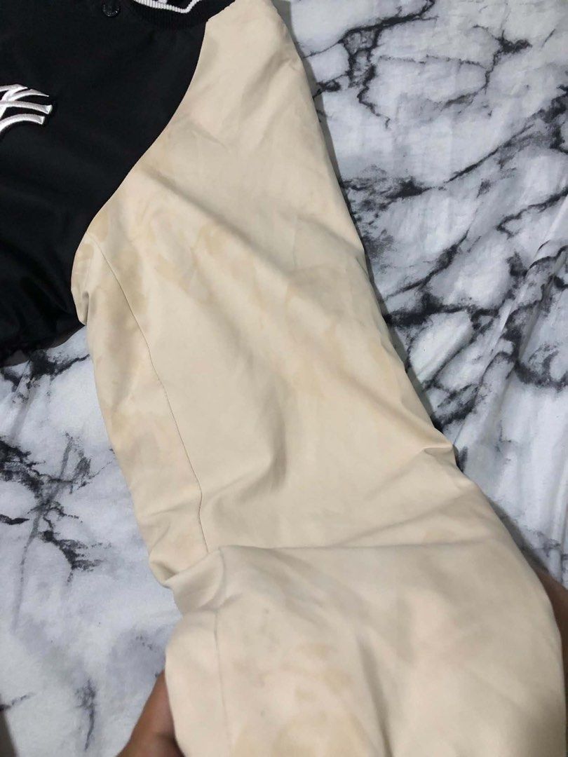 Mlb Varsity puffer Jacket (Category: Coats, Jackets and Outerwear) located in Valenzuela. Submitted by nk_thriftshop (Listing ID 1463185050, Image 3). Description: Dimes: 24x27 Issue: Kabilaang sleeve stain Condition: 9/10 Color Rate: 9/10.
