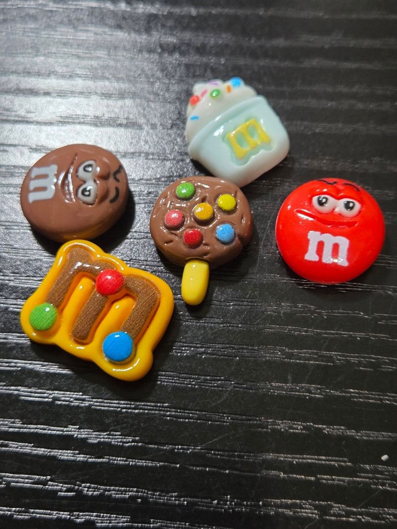 "M&M" iPhone 12 Pro phone case (Category: Cases & Sleeves) located in Quezon City. Submitted by ianelles.closet (Listing ID 1463148326, Image 3). Description: Phone case Stand holder Lanyard 3D Stickers for phone case. rfs: wrong model ang nabili.