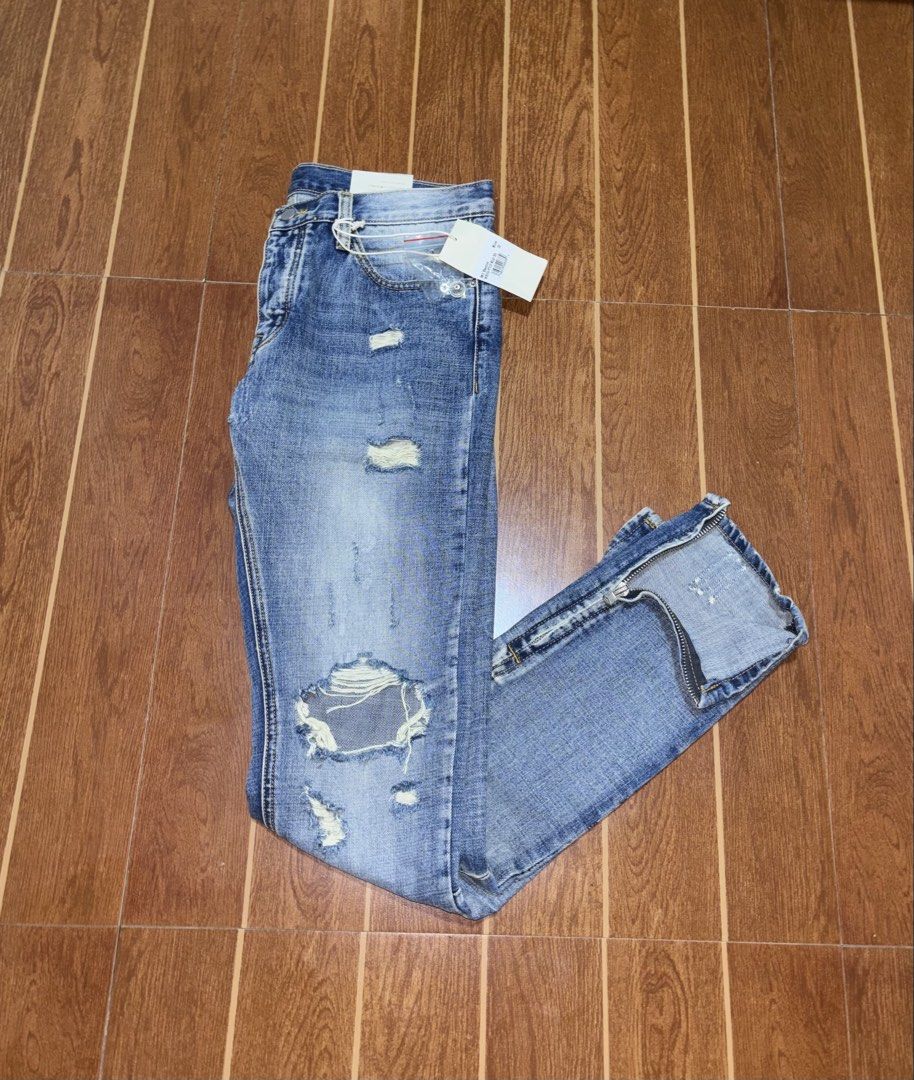 MNML M1 Denim Pants (Category: Jeans) located in Tarlac. Submitted by jekzxkie (Listing ID 1463161609, Image 2). Description: MNML M1 Denim Pants (Blue / Distressed) Details: Brand / Model: MNML M1 Denim Condition: Brand New with Tags (BNWT) 💯 Size: 33 Features: Classic distressed details, slim/tapered fit, signature ankle zipper/zippered cuffs Price: ₱1,500 Location / Shipping: Tarlac City Shipping: Lalamove / Grab / J&T (buyer handles fee) 📩 