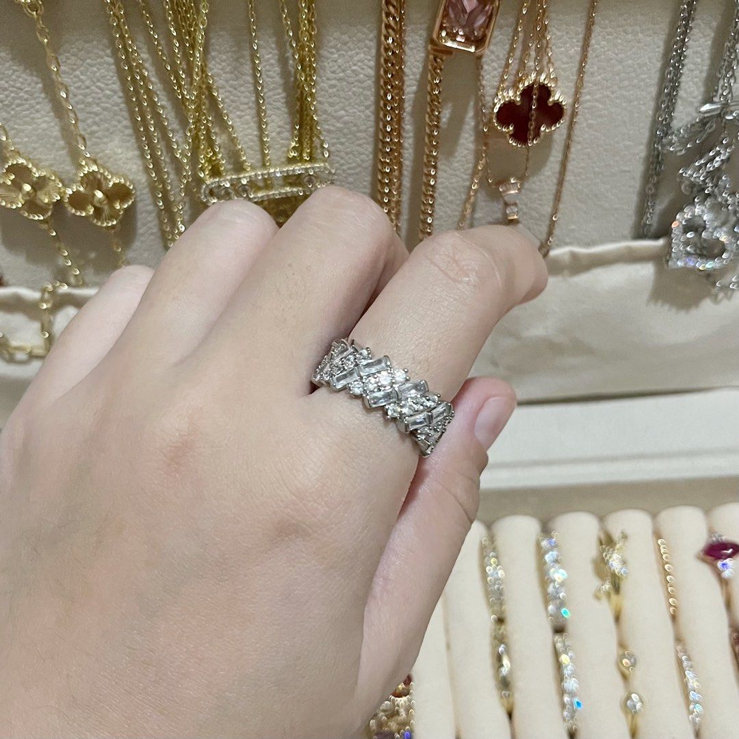 MOISSANITE DIAMOND LIKE ETERNITY RING (Category: Rings) located in Talavera. Submitted by curatedbykhy (Listing ID 1461498321, Image 2). Description: NOT moissanite or Diamond but super sparkly size: 6-7.