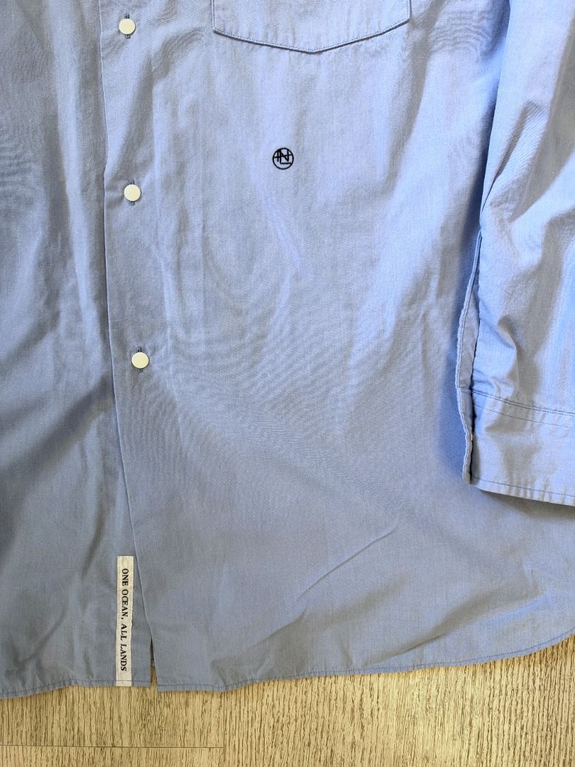 NANAMICA REGULAR COLLAR WIND SHIRT SAX （分類：T-shirt、恤衫、有領衫）位於 Hong Kong。 由 ilcky 提交（商品編號 1463160086，圖片 2）。簡介： NANAMICA REGULAR COLLAR WIND SHIRT SAX SIZE: L CONDITION: 80% 靚料挺身 靚藍色 左前下擺有輕微染色 領口位歲月關係微發黃 見圖5/6。