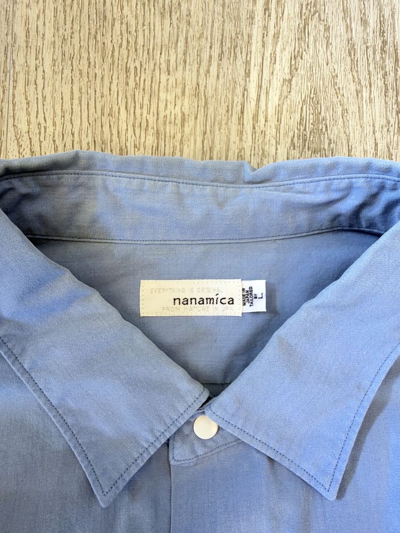 NANAMICA REGULAR COLLAR WIND SHIRT SAX （分類：T-shirt、恤衫、有領衫）位於 Hong Kong。 由 ilcky 提交（商品編號 1463160086，圖片 3）。簡介： NANAMICA REGULAR COLLAR WIND SHIRT SAX SIZE: L CONDITION: 80% 靚料挺身 靚藍色 左前下擺有輕微染色 領口位歲月關係微發黃 見圖5/6。