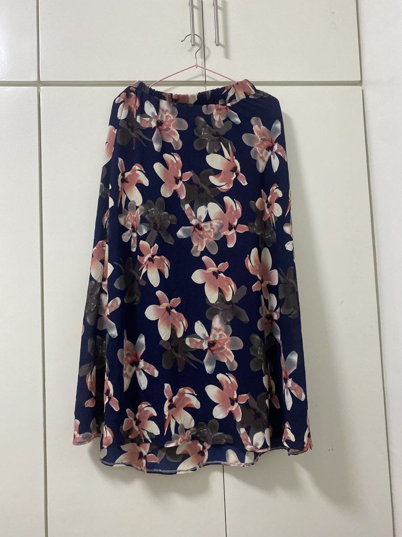 Navy Blue Floral Maxi Skirt (Category: Skirts) located in Manila. Submitted by quickeagle.521fc7 (Listing ID 1463158192, Image 1). Description: - Navy blue midi skirt - Pretty pink and white floral print - Comfortable elastic waistband - Lightweight and flowy material - Ideal for spring/summer - Versatile for casual or dressy occasions - Easy to pair with simple tops.