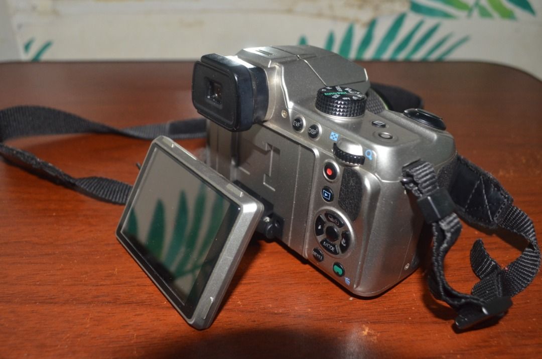 [NEGOTIABLE] Pentax X-5 Superzoom Camera Bundle + Rechargeables (Category: Cameras) located in Makati City. Submitted by theodorej43437 (Listing ID 1463176515, Image 3). Description: [Really negotiable, just send me an offer] [RFS: Reducing collection] [Fully usable and tested] [DM lang din po for sample images, 10 lang po pwede ilagay sa listing] 📌 Pentax X-5 Bridge Camera Good overall condition • EVF fully working • Articulating LCD fully work