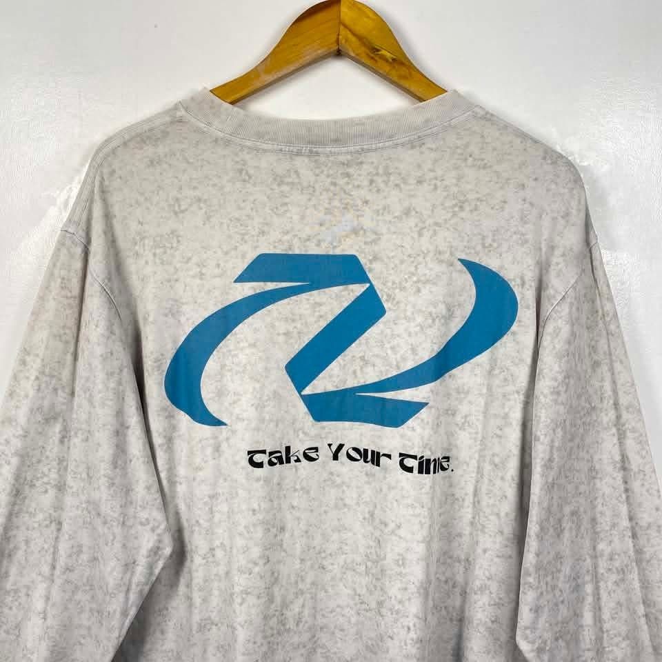 New Wave Vintage Graphic Crewneck (Category: Coats, Jackets and Outerwear) located in Manila. Submitted by ayskrim_ (Listing ID 1463260747, Image 3). Description: Dimes: M-L 24x25.