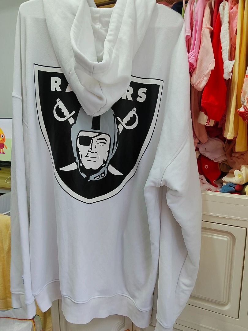 NFL RAIDERS BIG LOGO PULLOVER HOODIE (Category: Coats, Jackets and Outerwear) located in Angono. Submitted by azrael_marcelo0516 (Listing ID 1463320656, Image 1). Description: 27 x 31 2XL on.tags Complete tags No pinholes NEED WASH (May maliit na yellowstain).