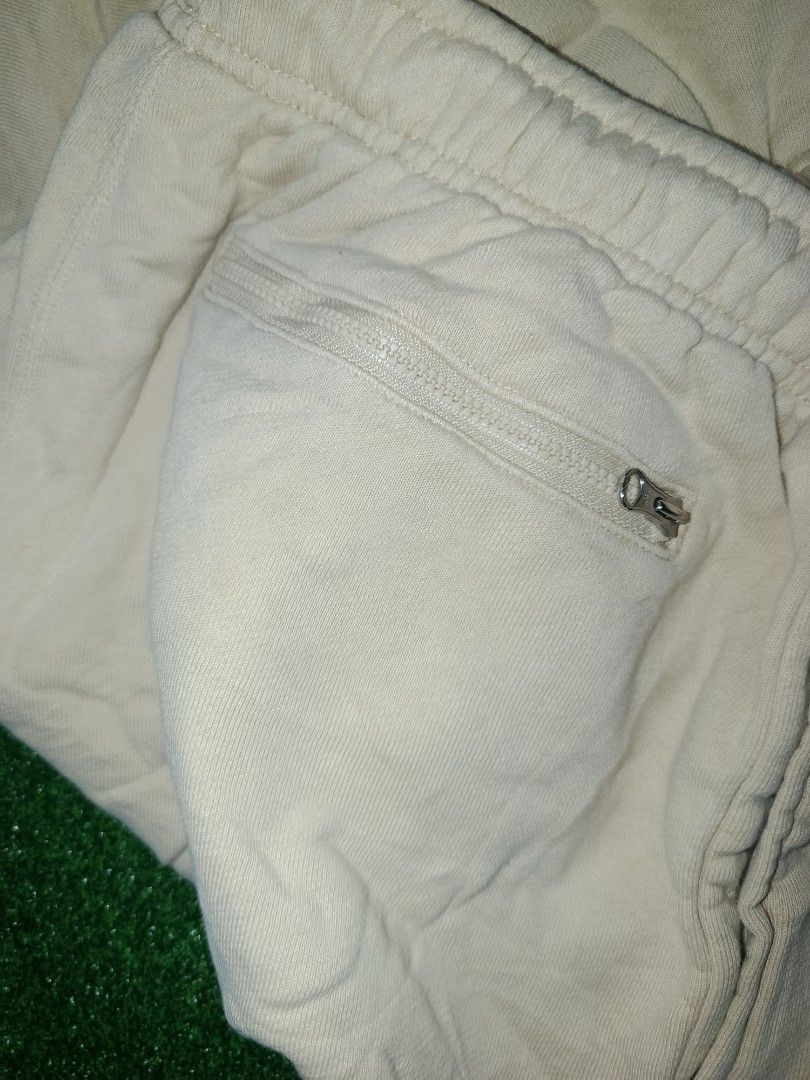 Nike Beige Sweatpants Baggy (Category: Joggers) located in Valenzuela. Submitted by d.repolthrift (Listing ID 1463254661, Image 3). Description: - Beige Nike sweatpants - Size: Medium -Width:30-36 -Length:33.5 - Features: Drawstring waist, pockets (one with zipper) - Ideal for: Lounging and casual wear - Origin: Made in China -Excellent condition -Fresh from bale/Needwash.