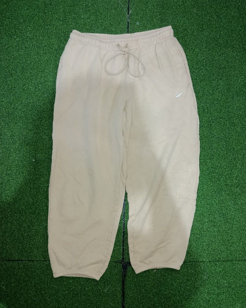 Nike Beige Sweatpants Baggy (Category: Joggers) located in Valenzuela. Submitted by d.repolthrift (Listing ID 1463254661, Image 1). Description: - Beige Nike sweatpants - Size: Medium -Width:30-36 -Length:33.5 - Features: Drawstring waist, pockets (one with zipper) - Ideal for: Lounging and casual wear - Origin: Made in China -Excellent condition -Fresh from bale/Needwash.