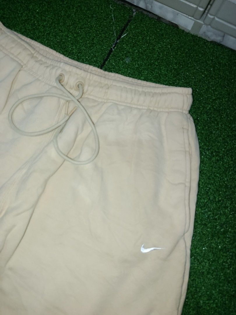 Nike Beige Sweatpants Baggy (Category: Joggers) located in Valenzuela. Submitted by d.repolthrift (Listing ID 1463254661, Image 2). Description: - Beige Nike sweatpants - Size: Medium -Width:30-36 -Length:33.5 - Features: Drawstring waist, pockets (one with zipper) - Ideal for: Lounging and casual wear - Origin: Made in China -Excellent condition -Fresh from bale/Needwash.