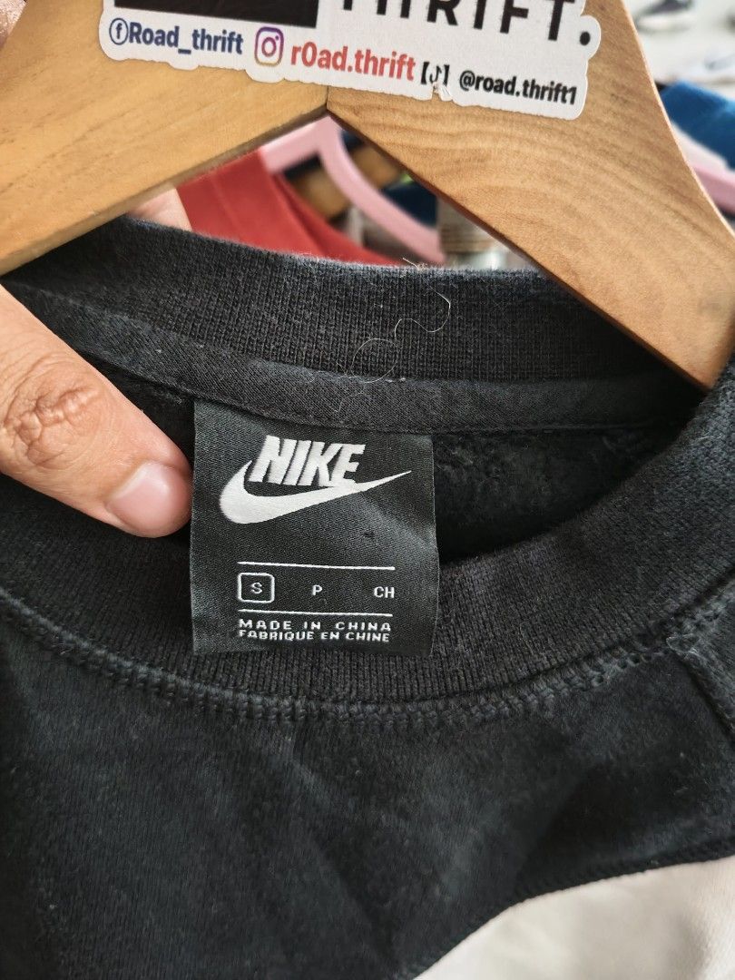 Nike Big Logo Crop Pull over Sweater jacket (Category: Shirts) located in Cabadbaran. Submitted by jem1124 (Listing ID 1463187525, Image 2). Description: 22 width 16.5 length excellent condition No issue.