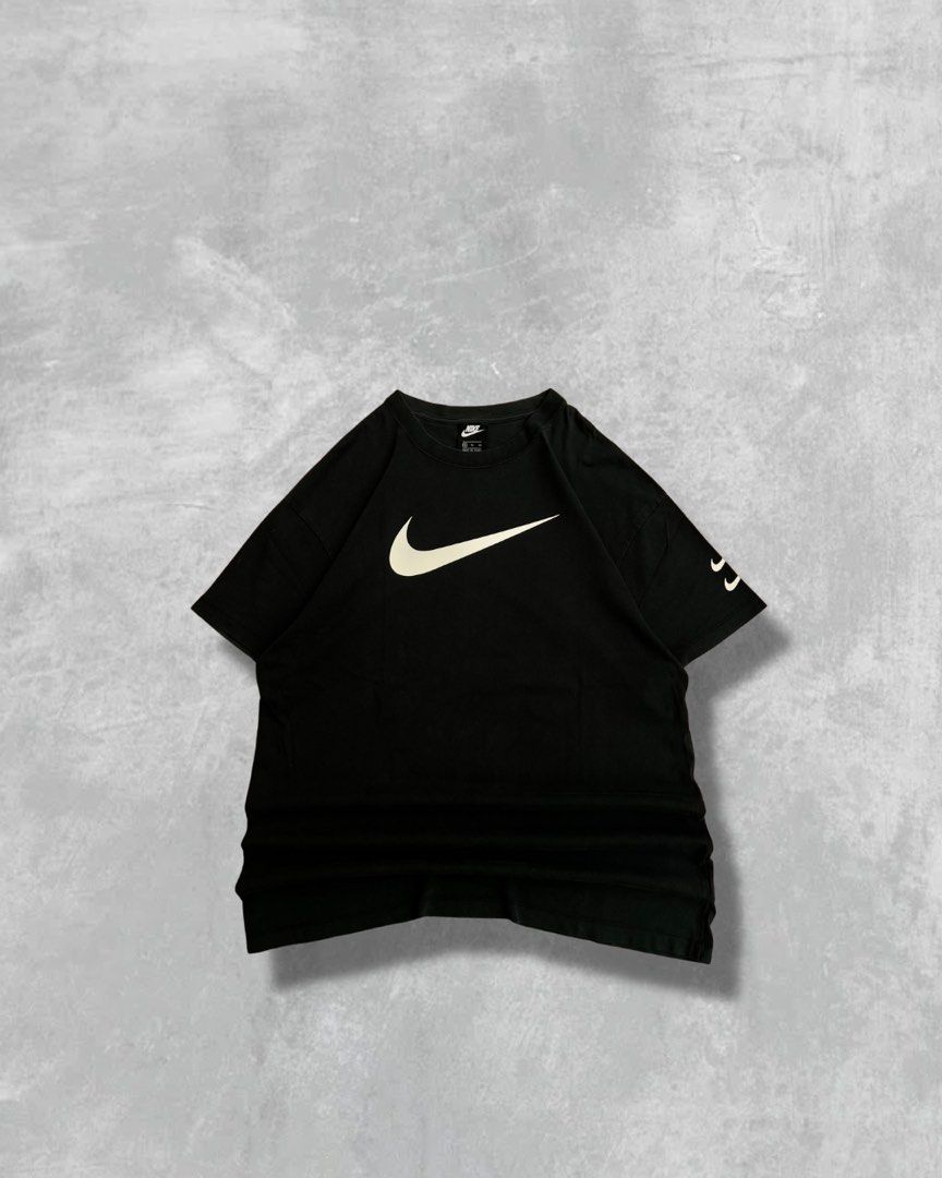 NIKE BIG SWOOSH (Category: Activewear) located in Batangas. Submitted by engr_thrift (Listing ID 1463186269, Image 1). Description: 📌 NIKE BIG SWOOSH ( Xlarge) 📐Dimension ( Inches ) Length: 32 Width : 23 Color rate: 8.5/10 Issue : need wash .