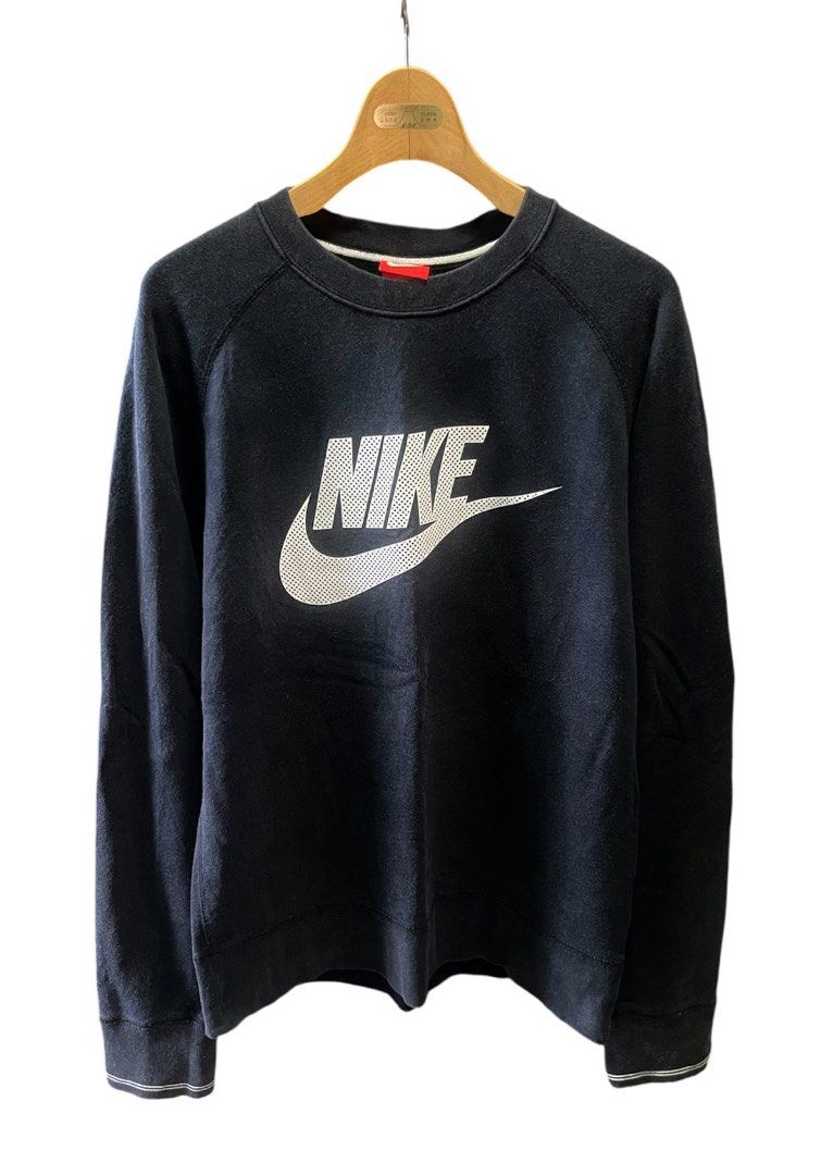 Nike Black Graphic Sweatshirt Authentic Unisex (Category: Coats, Jackets and Outerwear) located in San Pedro. Submitted by lifebeginsaftercoff33 (Listing ID 1463120692, Image 3). Description: - Authentic Charcoal Black Nike sweatshirt Unisex - Big White dotted graphic Nike logo on front - Raglan sleeves - Ribbed cuffs and hem - Size: Medium on tag - Dimes: 22 x 26 ( can fit upto L) - Very soft comfy stretchy thick fabric - Cotton .