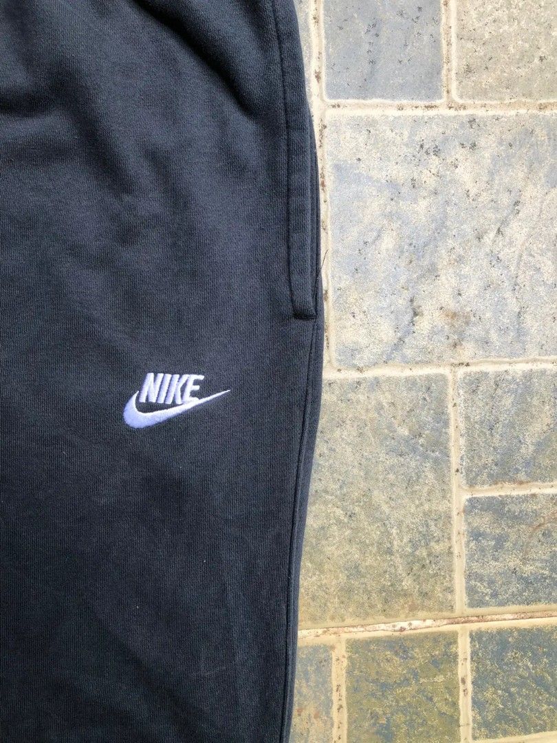 Nike Black Sweatpants Joggers Size M (Category: Joggers) located in Quezon City. Submitted by kramps.23 (Listing ID 1463236220, Image 3). Description: - Black Nike sweatpants - Jogger style with elastic waistband and cuffs - Small Nike logo on the left leg - Made in Indonesia - Tag size: M - Ideal for lounging or workouts Dimes: - Waist: 29 and up - Lenght: 36.