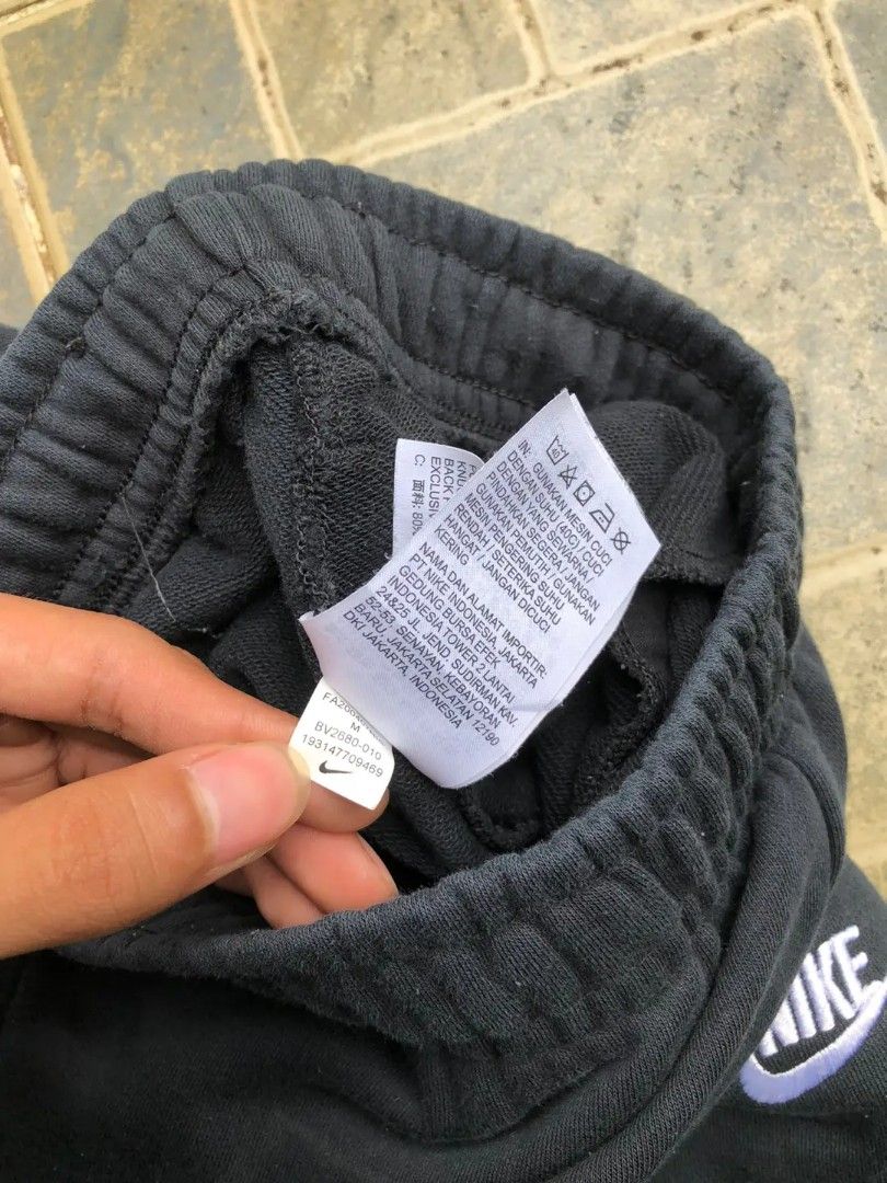 Nike Black Sweatpants Joggers Size M (Category: Joggers) located in Quezon City. Submitted by kramps.23 (Listing ID 1463236220, Image 2). Description: - Black Nike sweatpants - Jogger style with elastic waistband and cuffs - Small Nike logo on the left leg - Made in Indonesia - Tag size: M - Ideal for lounging or workouts Dimes: - Waist: 29 and up - Lenght: 36.