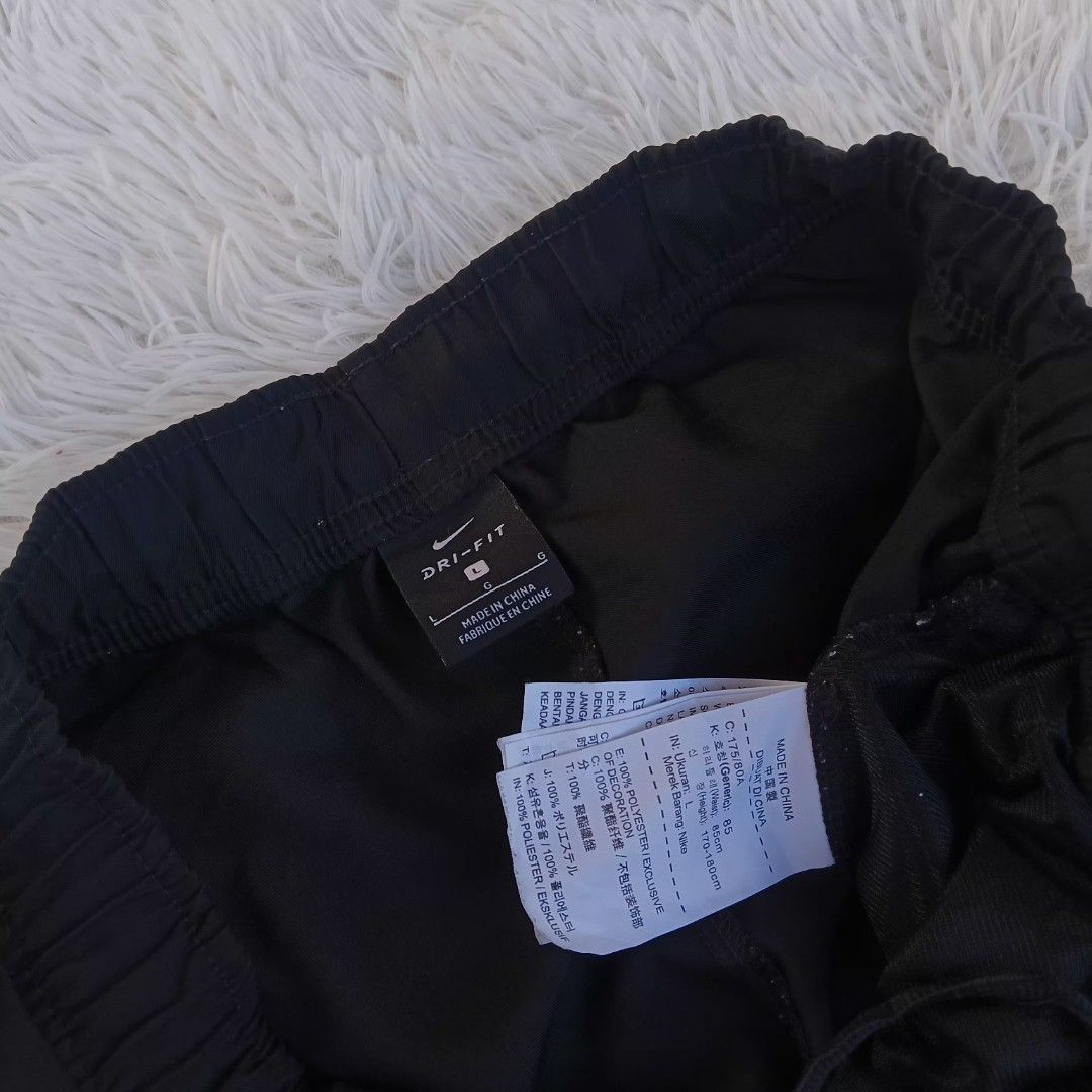 Nike Dri-FIT Training Pants Black Size L (Category: Joggers) located in Gattaran. Submitted by thrift_wiseph (Listing ID 1463198358, Image 3). Description: - Black Nike Dri-FIT training pants - Elastic waistband with drawstring - Two side pockets - Nike logo on the left leg - Made in China - 100% Polyester - Ideal for workouts or casual wear.