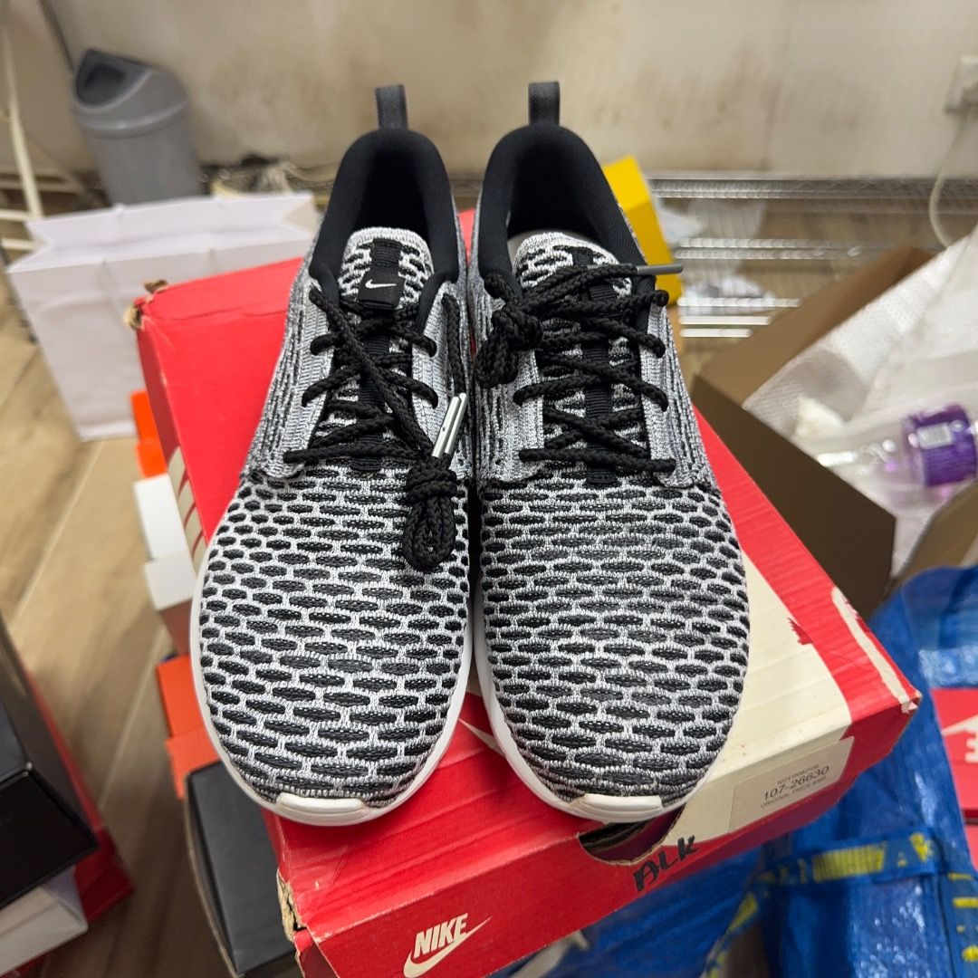 Nike roshe run flyknit oreo （分類：波鞋）位於 Hong Kong。 由 supremekickshk 提交（商品編號 1463185132，圖片 2）。簡介： us9 eur42.5 new with box。