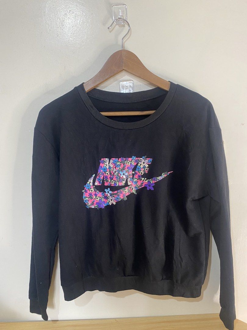 Nike semi croptop pullover M axb11 (Category: Coats, Jackets and Outerwear) located in Baguio. Submitted by buyforless_2600 (Listing ID 1463135462, Image 1). Description: .