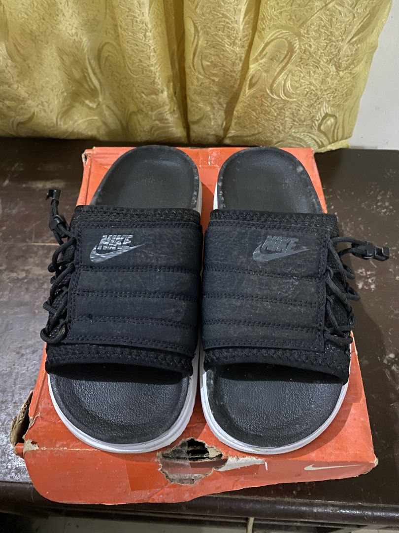 Nike shoe (Category: Slippers & Slides) located in Quezon City. Submitted by kimchiman28 (Listing ID 1463265336, Image 2). Description: Baka may gusto bumili 1200 nalang po silang dalawa both original .