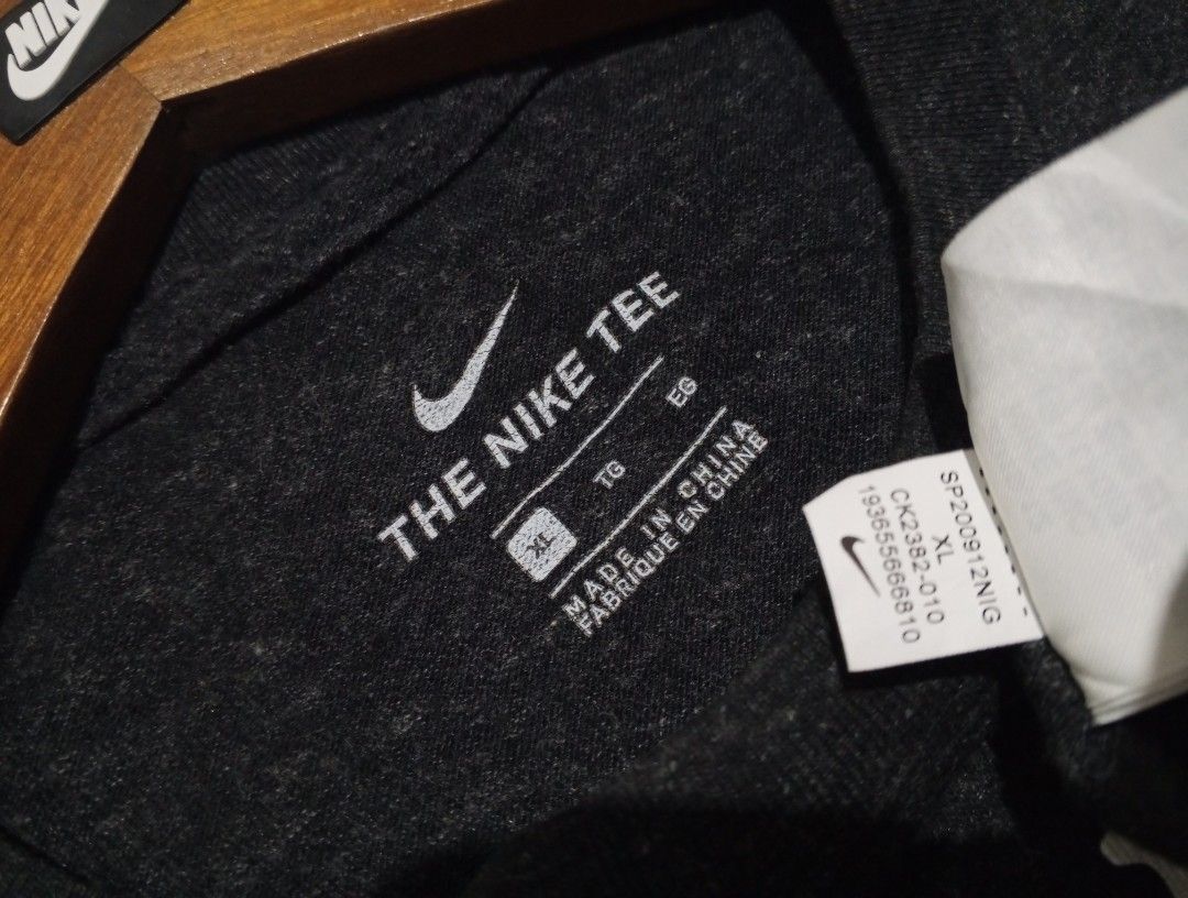 Nike Swoosh Shirt (Category: Formal Shirts) located in Cotabato. Submitted by naim_23 (Listing ID 1463274582, Image 3). Description: Nike Swoosh Heather Gray Size Large to XL Dimes 22.5x27.5 As new condition No Issue.