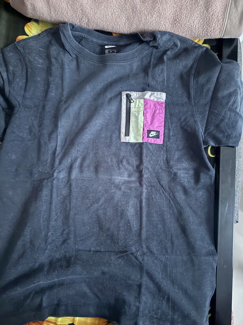 Nike t shirt (Category: Tshirts & Polo Shirts ) located in Manila. Submitted by suzuyaajuzoo (Listing ID 1463296817, Image 1). Description: Condition pa po di na nagagamit. Nagbabawas na po ng damit madami na masyado. Size large to XL Walang akong panukat kaya wag na magtanong po kung anong dimension. 350 + shipping .